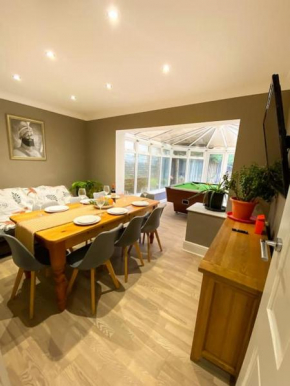 5 bedroom 3 bathroom house - Lyne Chertsey